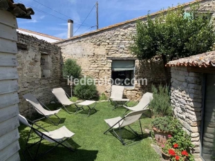 Ile de Ré:Two houses with garden and bikes, near the beach.