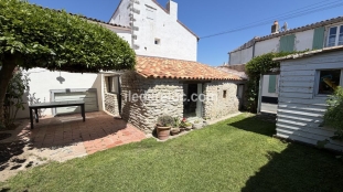 Ile de Ré:Two houses with garden and bikes, near the beach.