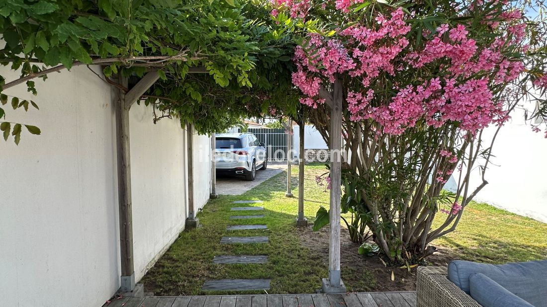 Photo 7: An accomodation located in La Couarde-sur-mer on ile de Ré.