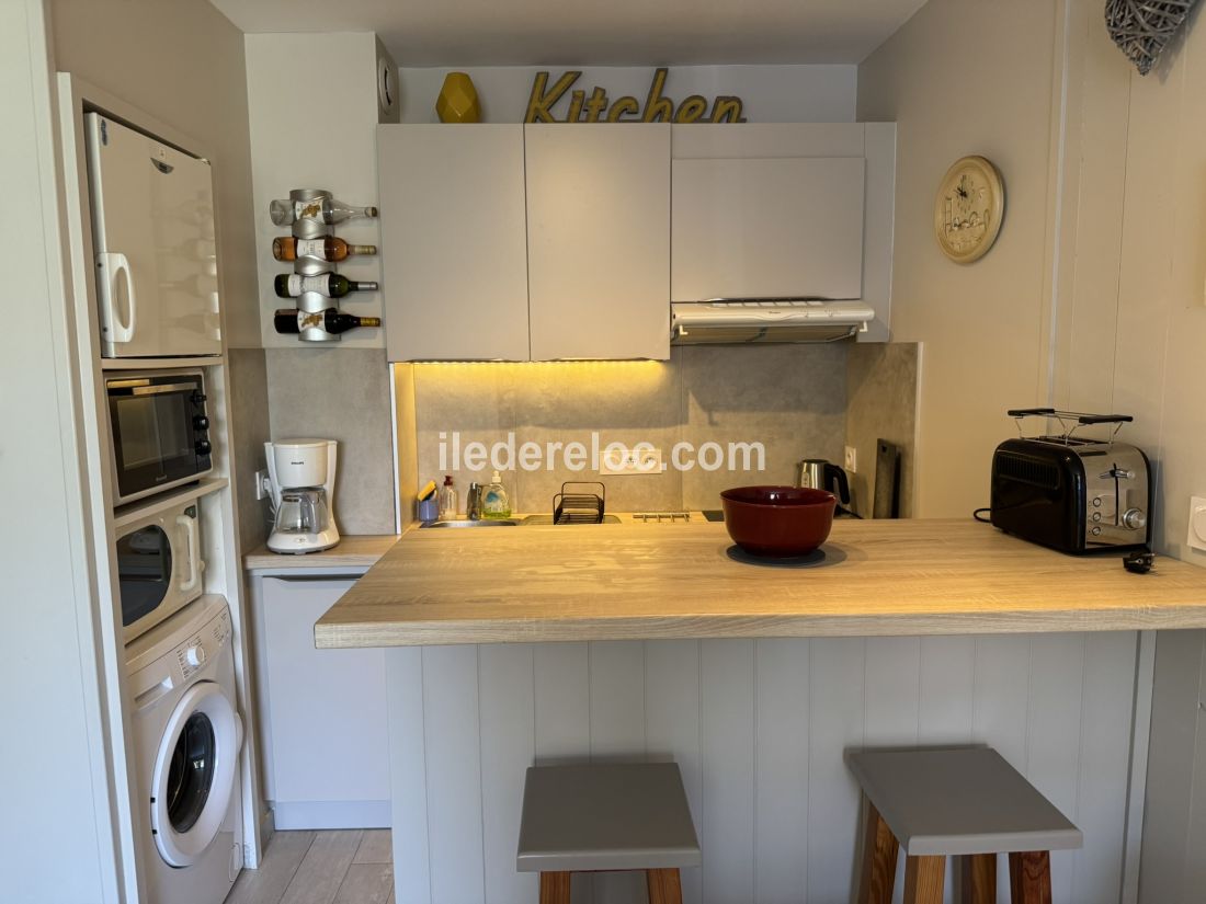 Photo 7: An accomodation located in Saint-Martin-de-R&eacute; on ile de R&eacute;.