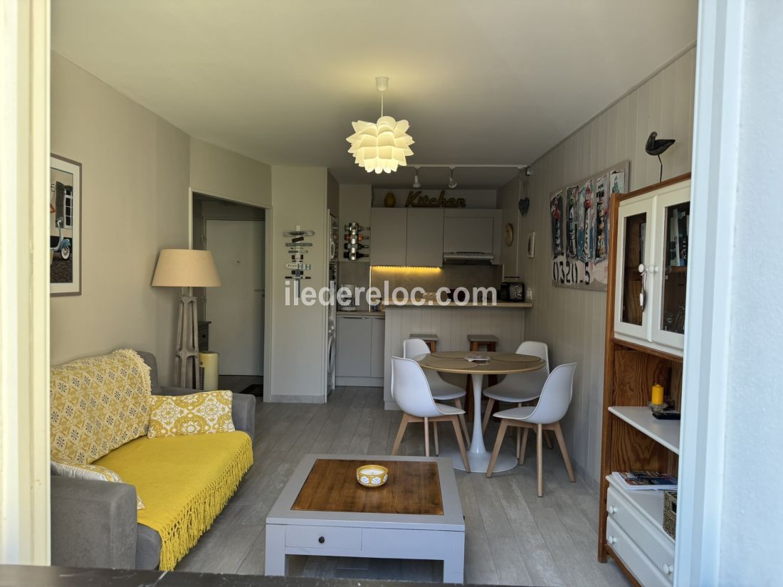 Photo 6: An accomodation located in Saint-Martin-de-R&eacute; on ile de R&eacute;.