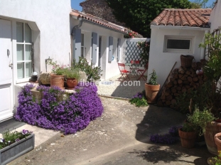 Ile de R&eacute;:Studio on courtyard in the village.