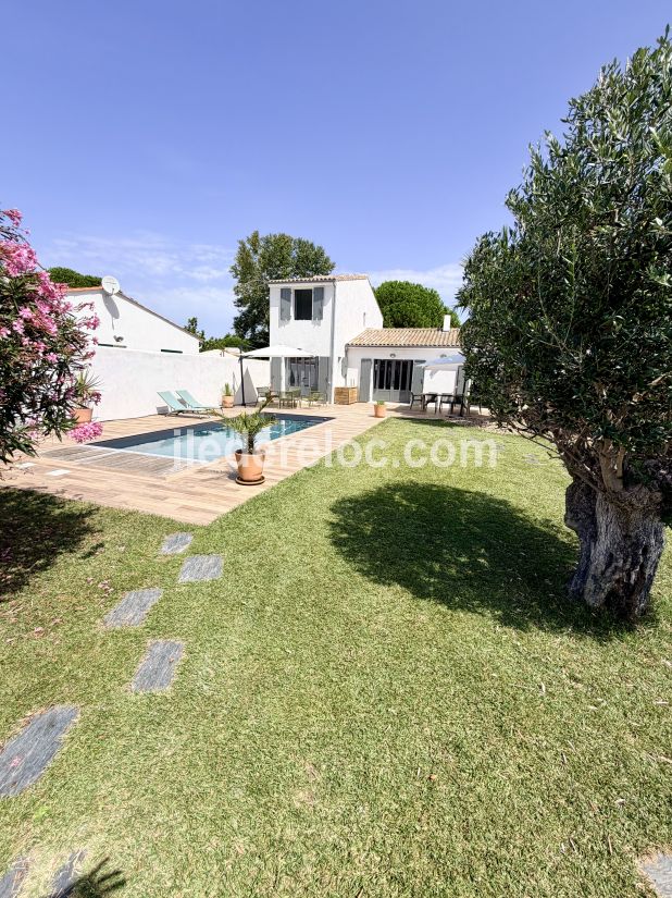 Photo 5: An accomodation located in La Couarde-sur-mer on ile de R&eacute;.