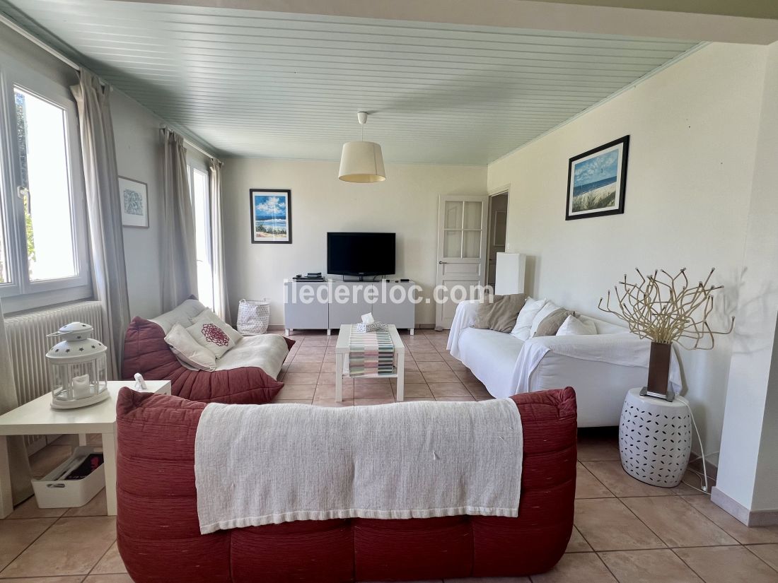 Photo 6: An accomodation located in Saint-Martin-de-R&eacute; on ile de R&eacute;.
