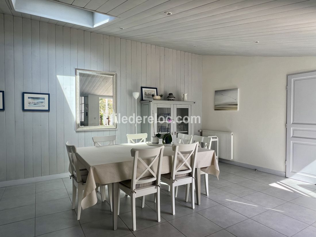 Photo 10: An accomodation located in Saint-Martin-de-R&eacute; on ile de R&eacute;.