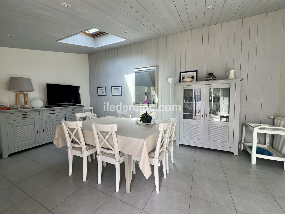 Photo 7: An accomodation located in Saint-Martin-de-R&eacute; on ile de R&eacute;.