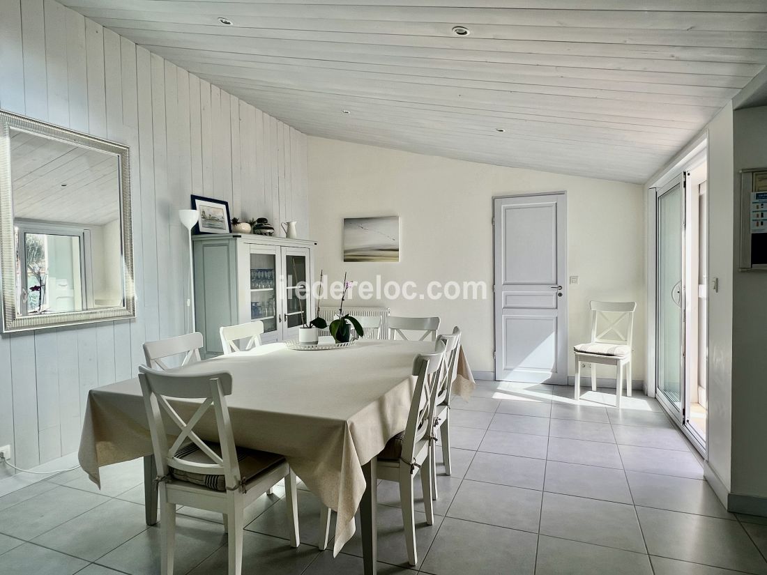 Photo 12: An accomodation located in Saint-Martin-de-R&eacute; on ile de R&eacute;.