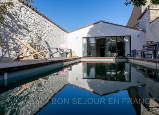 ile de ré Renovated house with swimming pool with mobile floor-la flotte