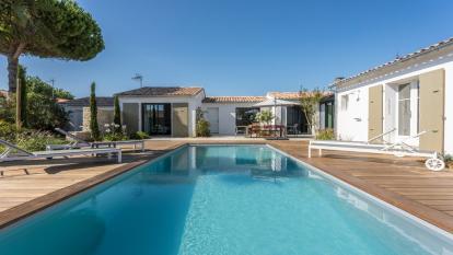 Ile de Ré:Spacious villa with swimming pool between the market and the beach