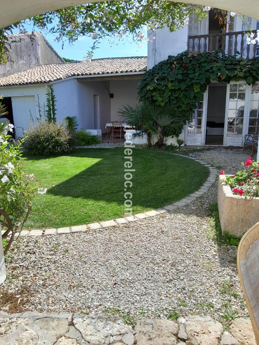 Photo 22: An accomodation located in La Couarde-sur-mer on ile de R&eacute;.