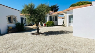 Ile de Ré:House closed to the beach. large garden. 3 rooms. 5 people