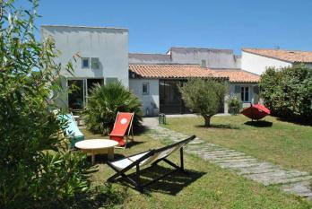 Ile de Ré:Charming house and its 2 outbuildings ideal for 2 families or large family.