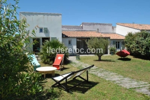 Ile de Ré:Charming house and its 2 outbuildings ideal for 2 families or large family.