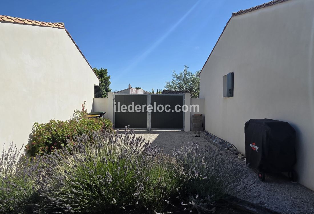 Photo 8: An accomodation located in La Couarde-sur-mer on ile de R&eacute;.