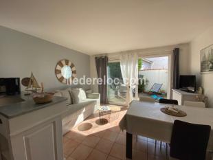 Ile de Ré:Small house with sunny courtyard, just steps from the beach