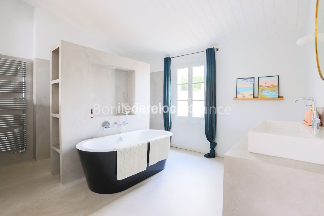 Photo 20: An accomodation located in La Couarde-sur-mer on ile de Ré.