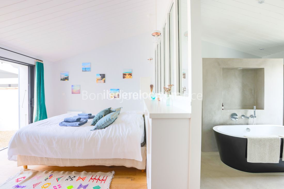 Photo 17: An accomodation located in La Couarde-sur-mer on ile de Ré.