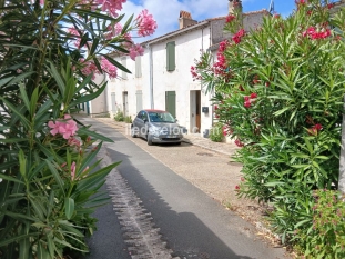 Ile de Ré:Village house in a charming alley
