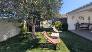 Ile de Ré:Pretty house with garden and courtyard, 3 bedrooms, near village