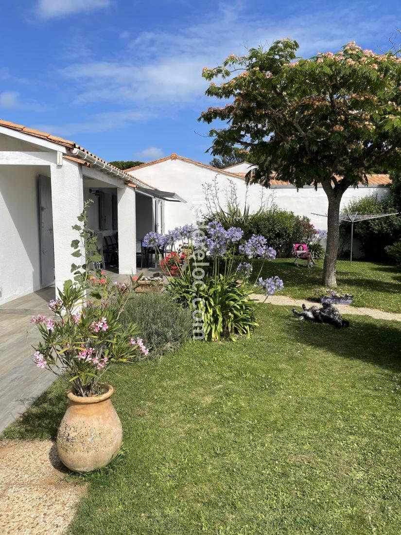 Photo 6: An accomodation located in Sainte-Marie-de-R&eacute; on ile de R&eacute;.