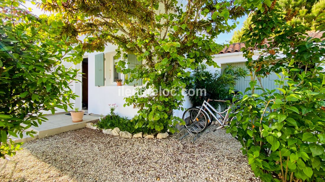 Photo 5: An accomodation located in Sainte-Marie-de-Ré on ile de Ré.