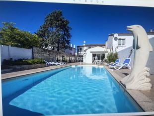 Ile de Ré:House with swimming pool, and two apartments.