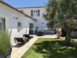 Ile de Ré:Very comfortable 10-room villa with garden near the village center and beach