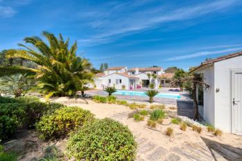 Ile de Ré:Quiet house on the edge of the forest a few steps from the beach