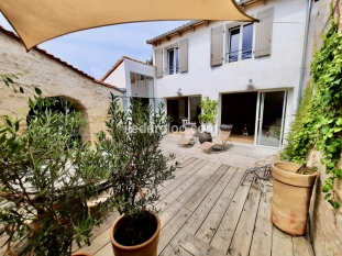 Ile de Ré:Stone, wood and light for a friendly village house