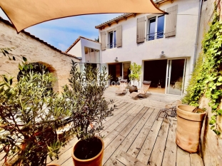 Ile de Ré:Stone, wood and light for a friendly village house