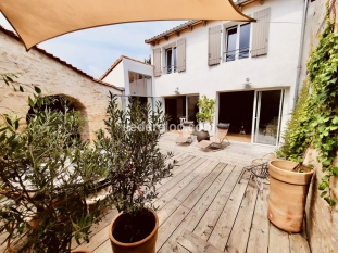 Ile de Ré:Stone, wood and light for a friendly village house