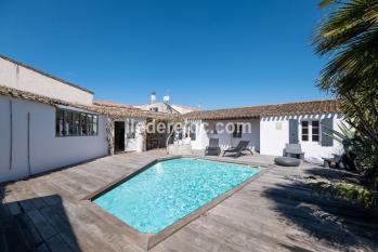 Ile de Ré:Charming house in flowery alley with swimming pool