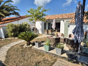 Ile de Ré:House with ocean view in the middle of the fields
