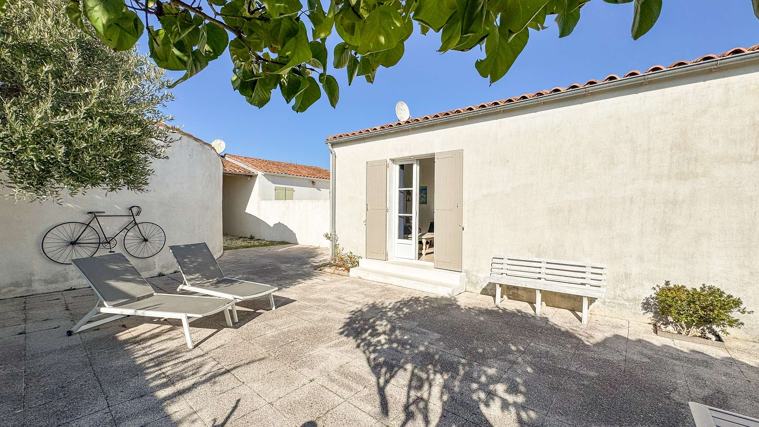 Photo 14: An accomodation located in La Couarde-sur-mer on ile de Ré.