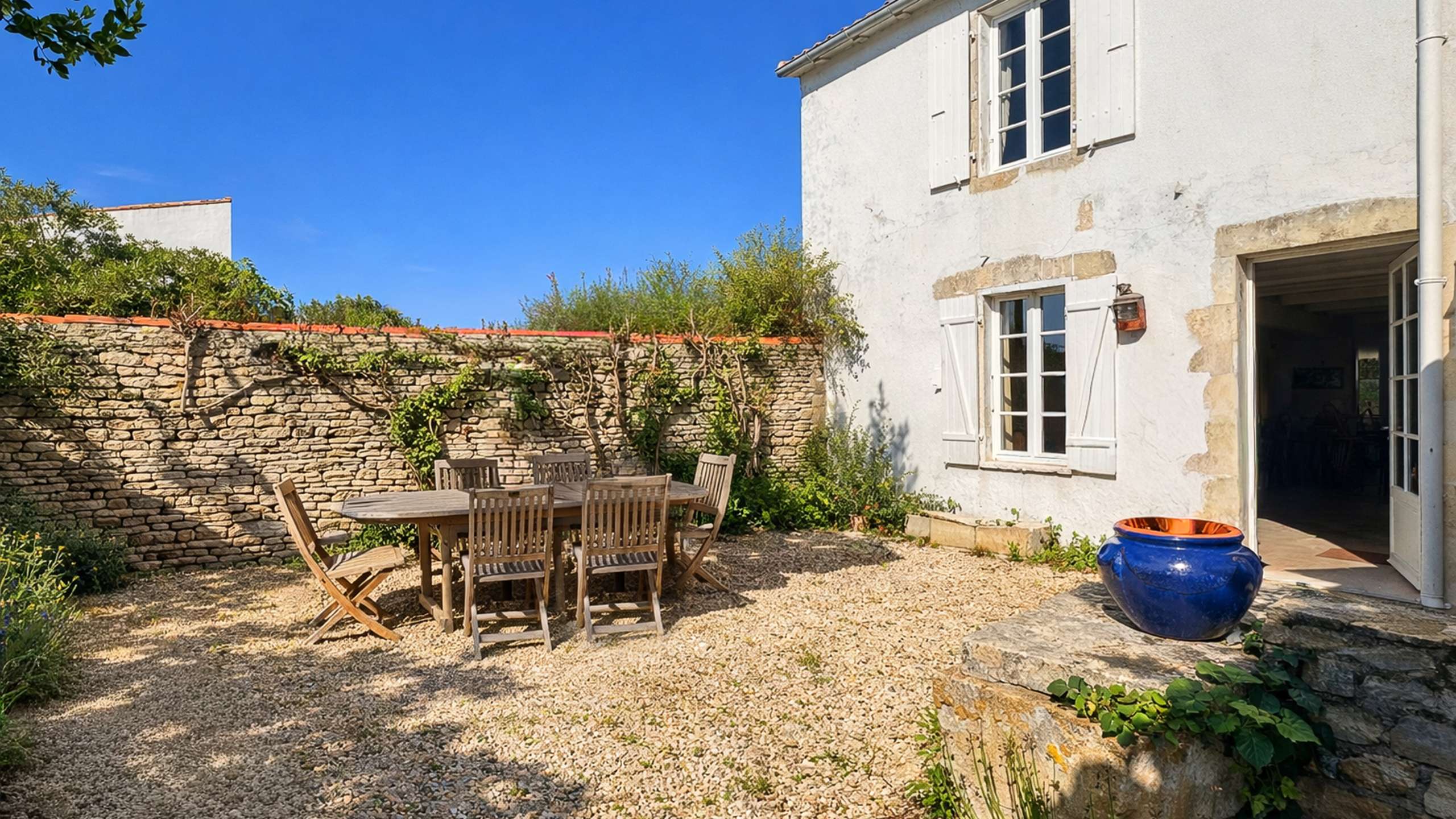 Photo 10: An accomodation located in La Couarde-sur-mer on ile de R&eacute;.