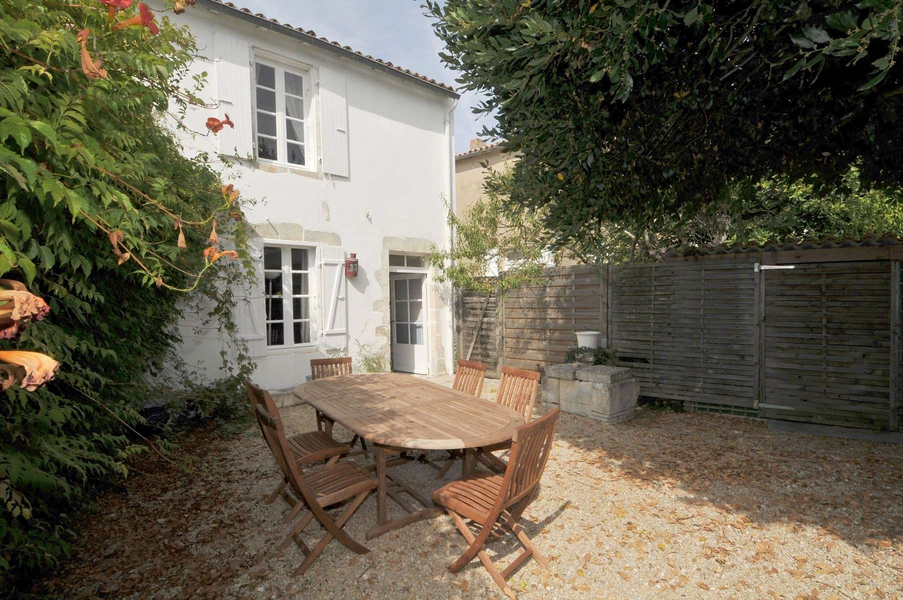 Photo 10: An accomodation located in La Couarde-sur-mer on ile de Ré.