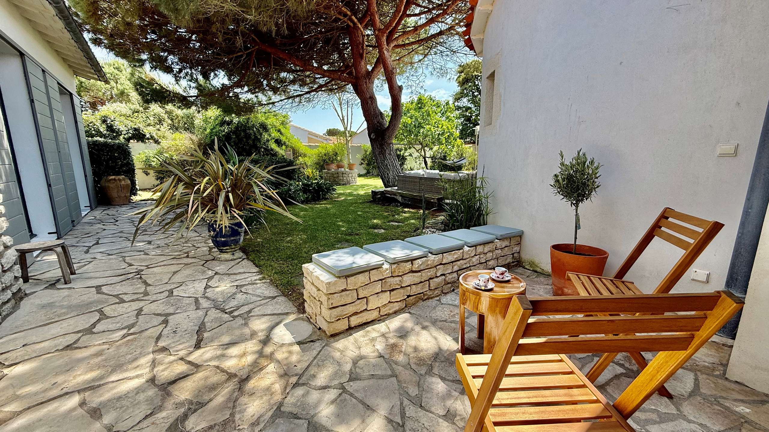 Photo 5: An accomodation located in La Couarde-sur-mer on ile de Ré.