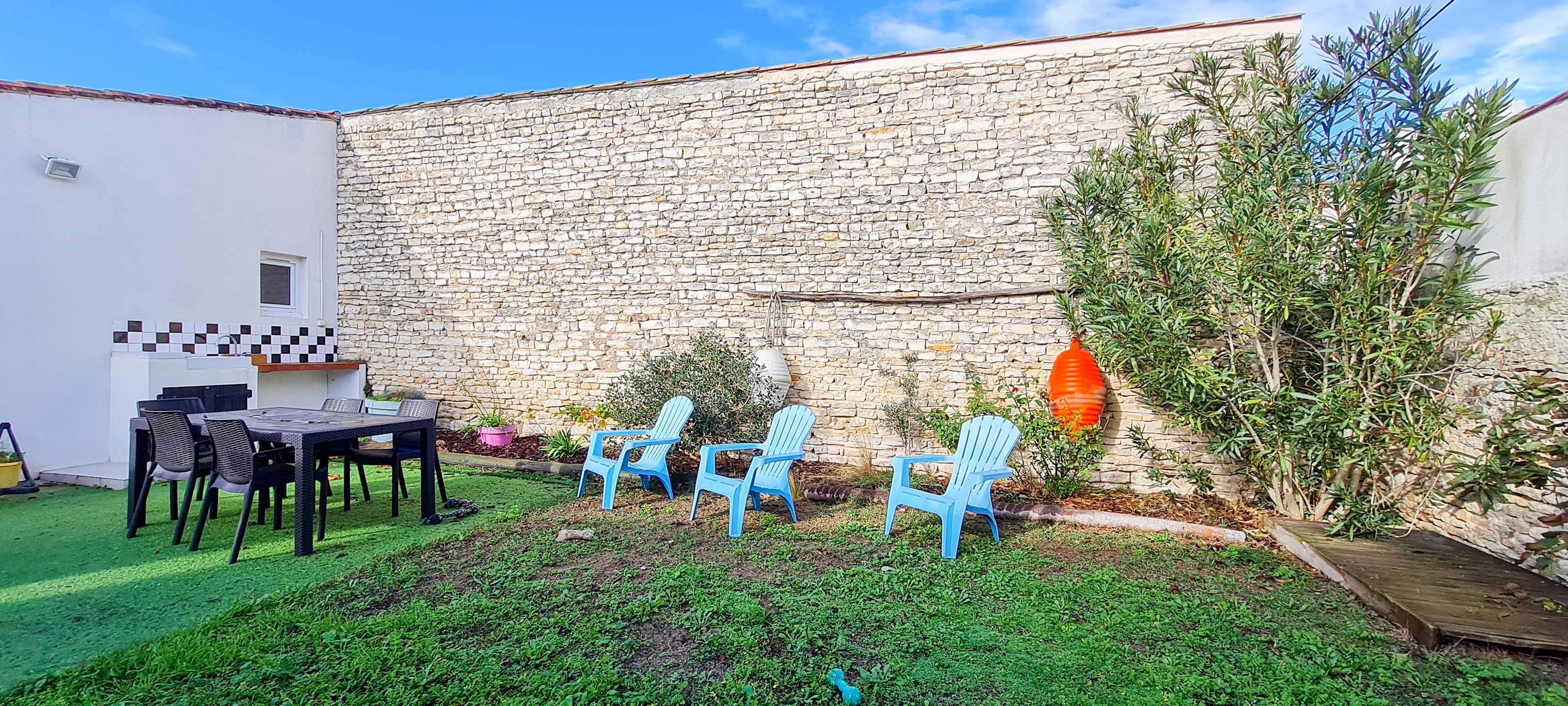 Photo 10: An accomodation located in La Couarde-sur-mer on ile de Ré.