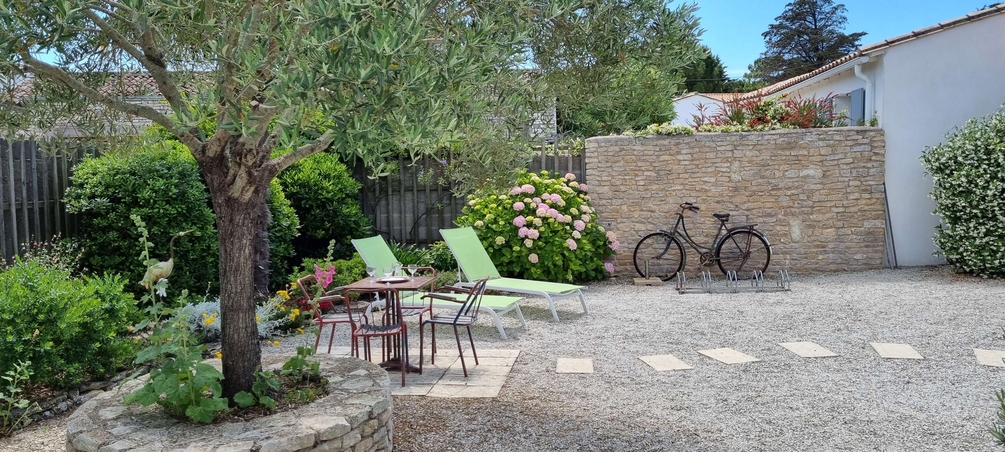 Photo 11: An accomodation located in La Couarde-sur-mer on ile de Ré.