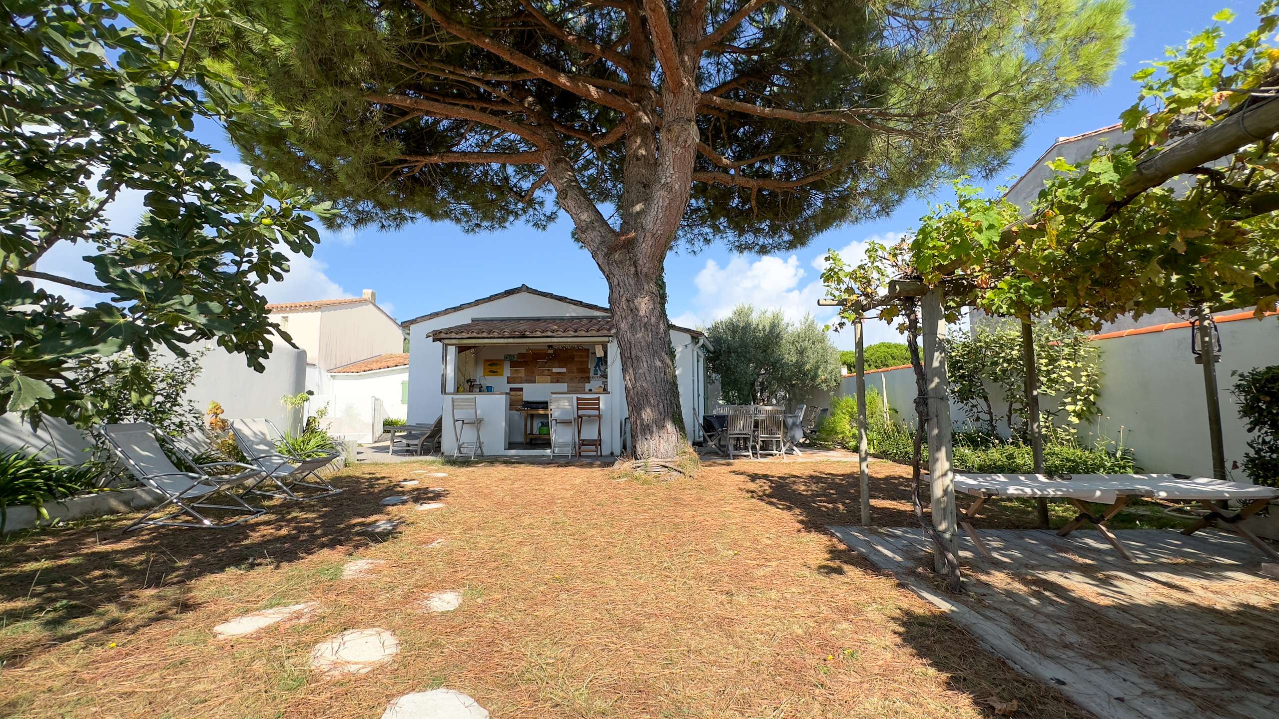 Photo 4: An accomodation located in La Couarde-sur-mer on ile de Ré.