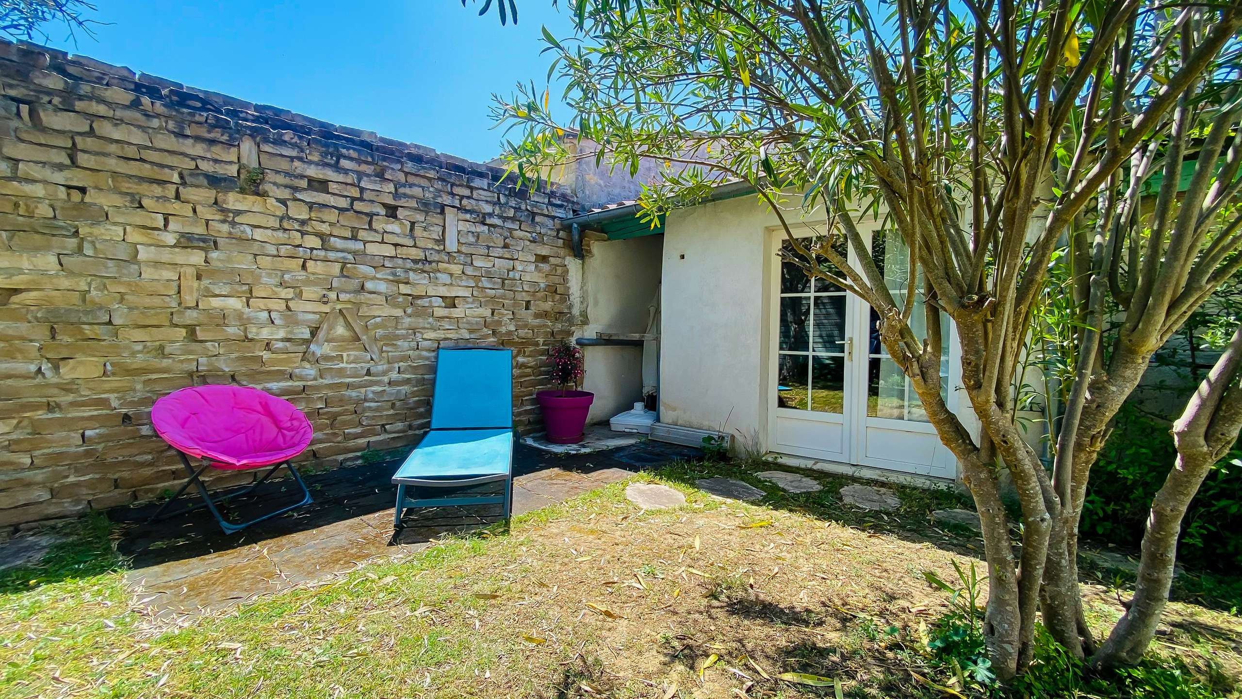 Photo 21: An accomodation located in La Couarde-sur-mer on ile de Ré.