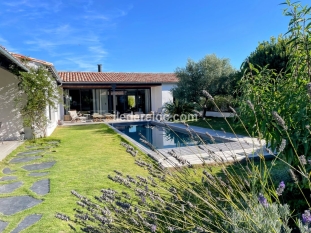 Ile de R&eacute;:Large house sleeps 8 / close to the sea / heated swimming pool