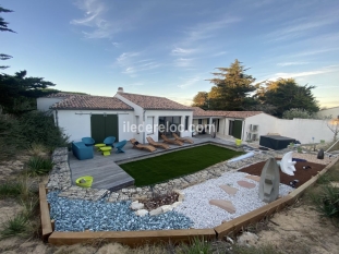 Ile de Ré:Large villa les dunes with your feet in the sand 20m from the beach and spa