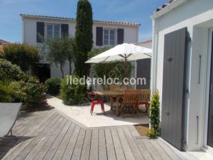 Ile de Ré:Rental house in the village center with heated swimming pool
