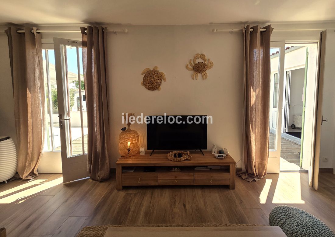 Photo 11: An accomodation located in Saint-Martin-de-R&eacute; on ile de R&eacute;.