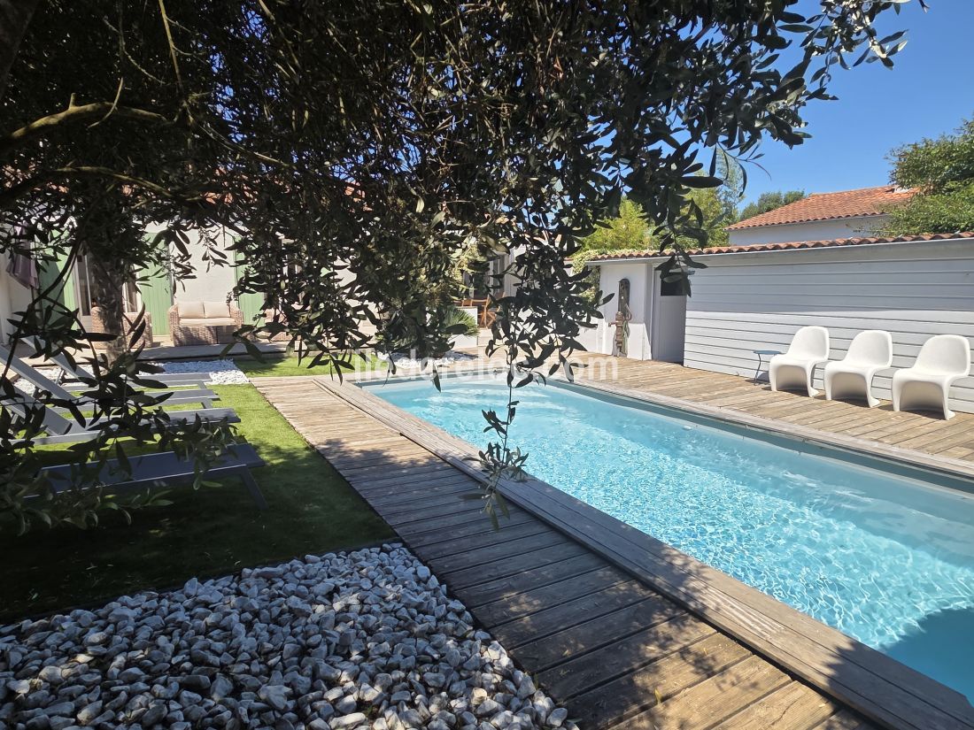 Photo 5: An accomodation located in Saint-Martin-de-R&eacute; on ile de R&eacute;.