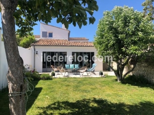 Ile de R&eacute;:Rare find! charming house and garden in the heart of the village, 5 minutes walk
