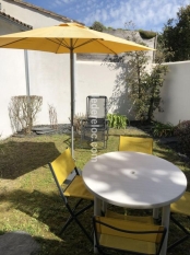 Ile de Ré:Room for rent per night with kitchen a private parking space
