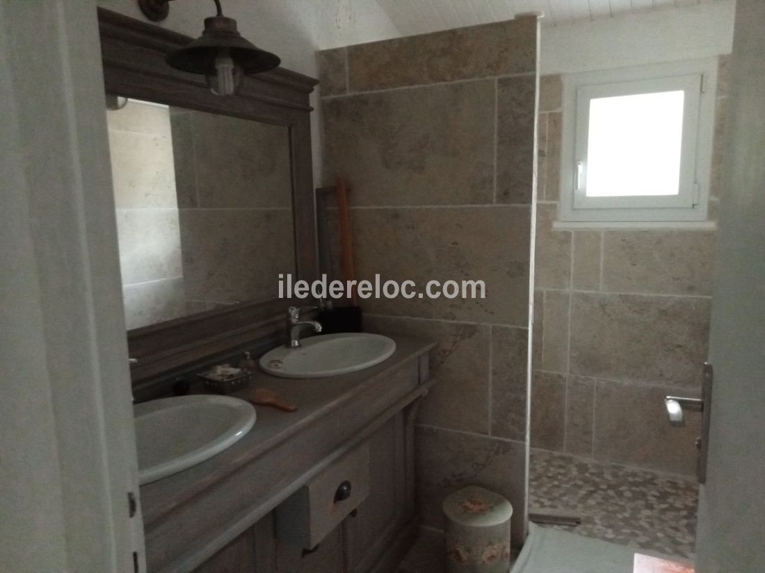 Photo 5: An accomodation located in Le Bois-Plage-en-R&eacute; on ile de R&eacute;.