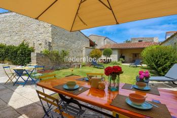 Ile de R&eacute;:Less than 100m from the port, large family house with garage and garden